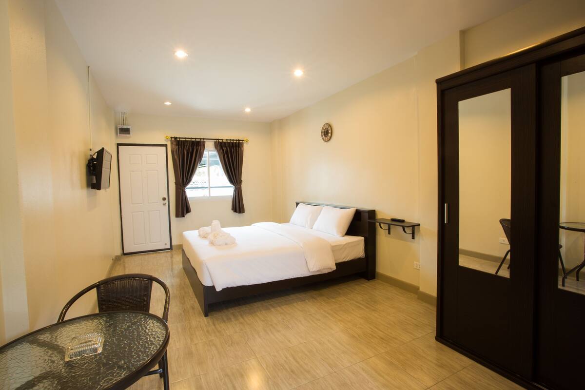 standard double room, 1 king bed | 1 bedroom, minibar, desk, free wifi