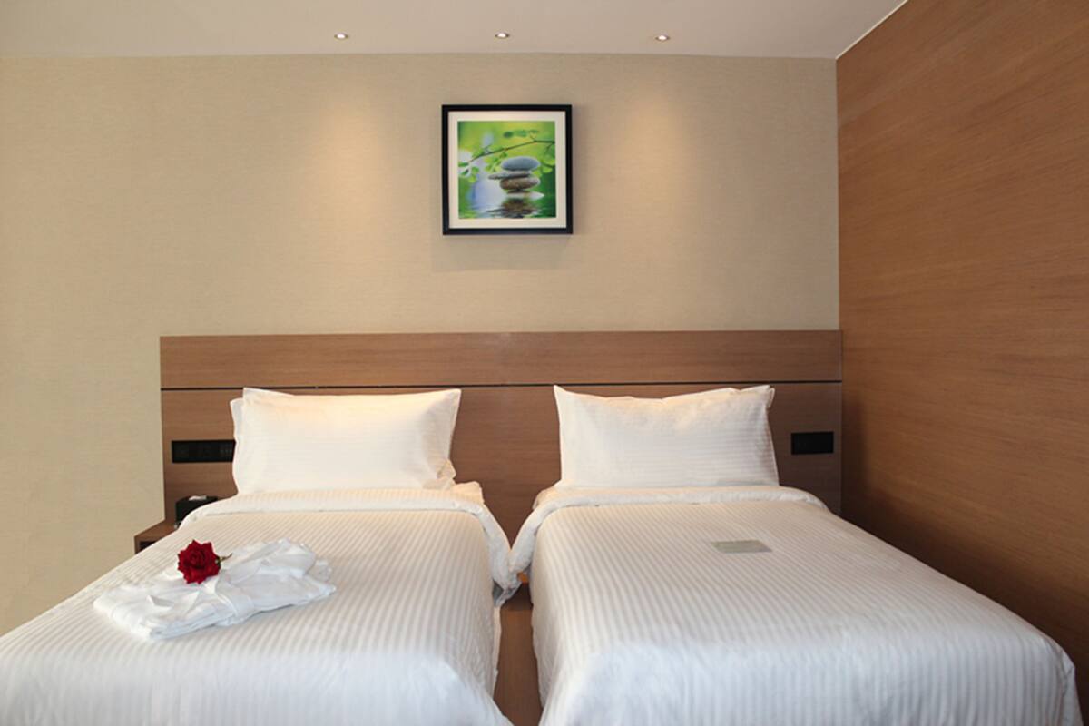 Superior Twin Room | Peralatan tempat tidur premium, bar mini, peti besi dalam bilik