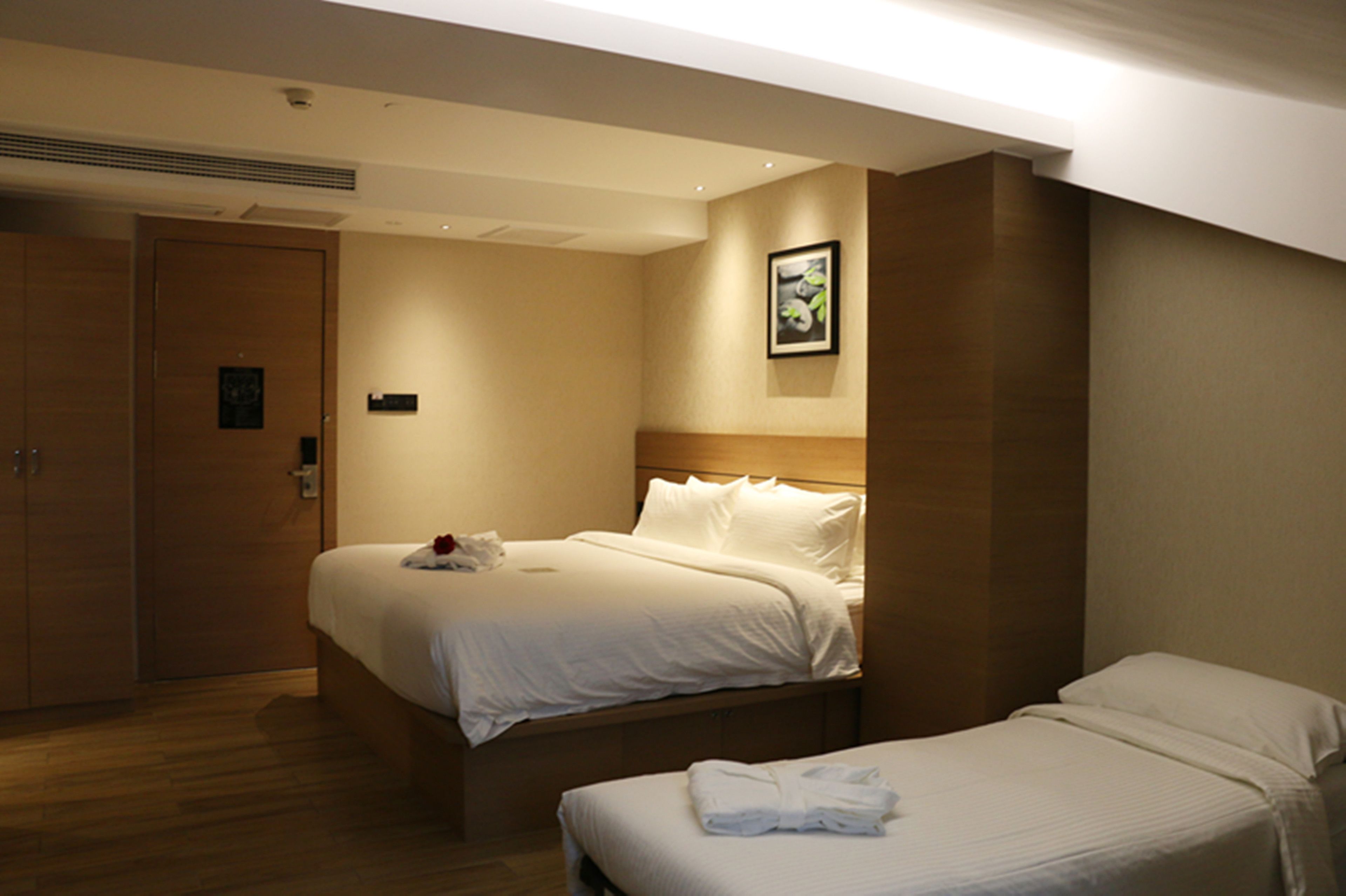 Deluxe Family Room | Premium bedding, minibar, in-room safe, blackout drapes