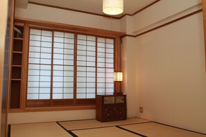 豪華客房 (2 Bedrooms, 403) | 高級寢具、羽絨被、獨特裝潢、布置獨特