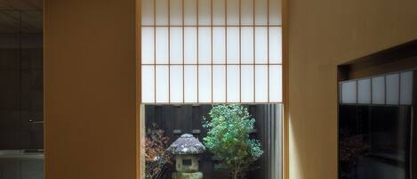 Casa (Kyoto Machiya Entire House) | Área de sala de estar | Televisión LCD de 49 pulgadas con canales digitales y televisión