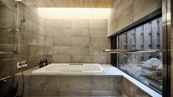 Huis (Kyoto Machiya Entire House) | Badkamer | Een aparte badkuip en douche, gratis toiletartikelen, een haardroger