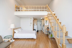 Cortinas blackout, wifi gratis y ropa de cama 