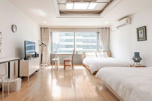 32-inch flat-screen TV with cable channels, TV, pay films - JSM Studio (Seoul)