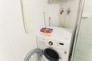 Family Room, Non Smoking (XXXX) | Bathroom amenities | Shower, free toiletries, hair dryer, slippers