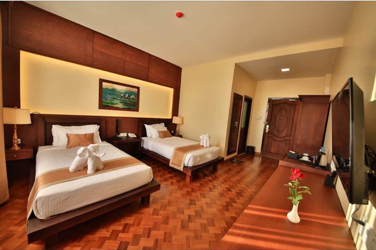 deluxe double or twin room | minibar, in-room safe, desk, iron/ironing board