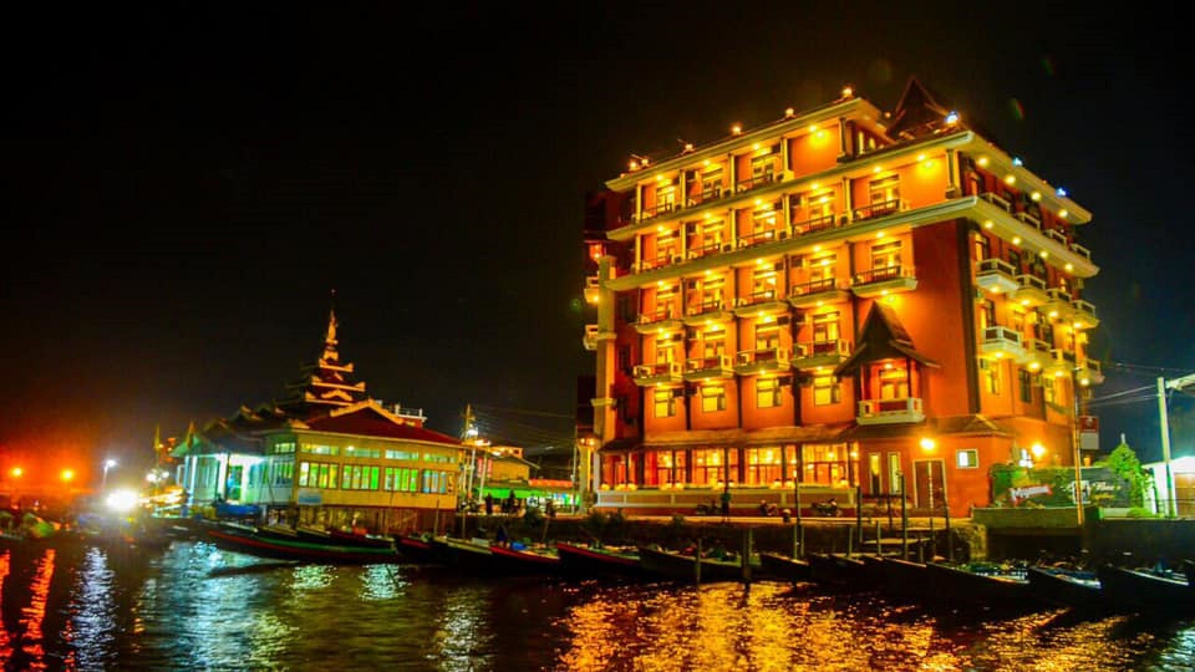 施設の正面 (日没後)