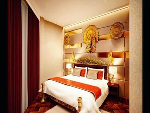 Minibar, in-room safe, desk, iron/ironing board