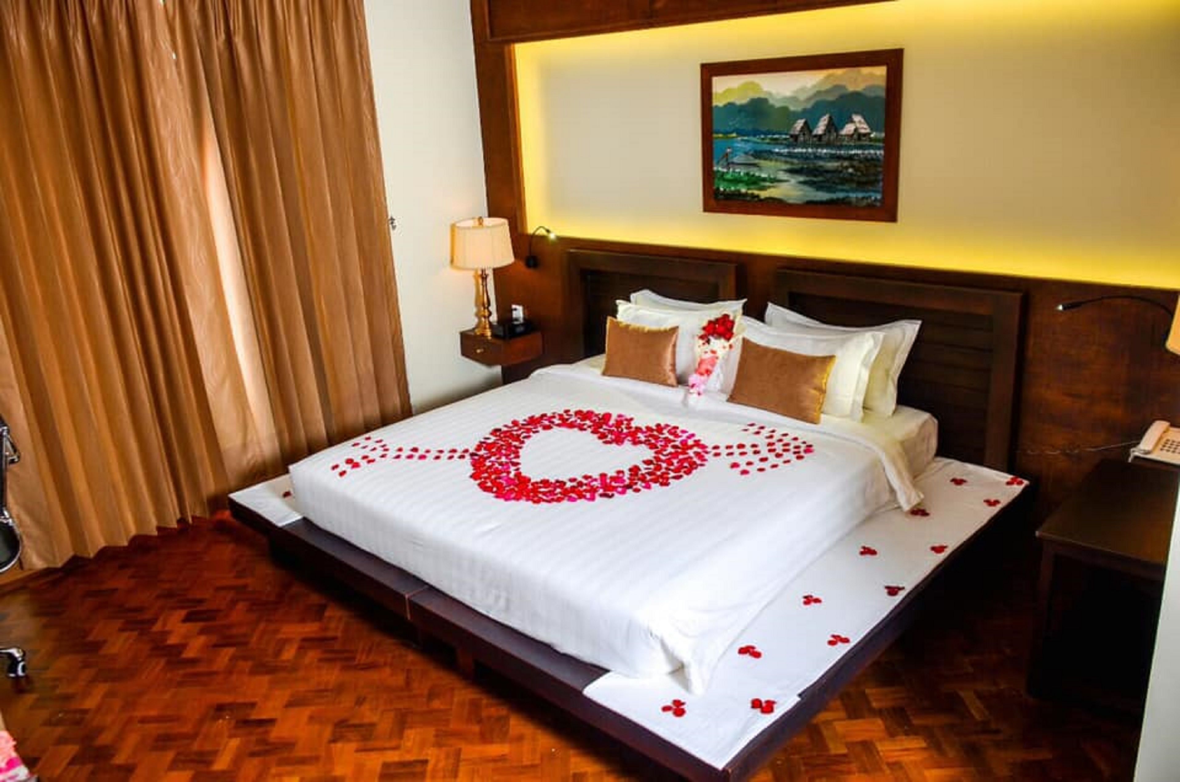 Superior Double or Twin Room | Minibar, in-room safe, desk, iron/ironing board