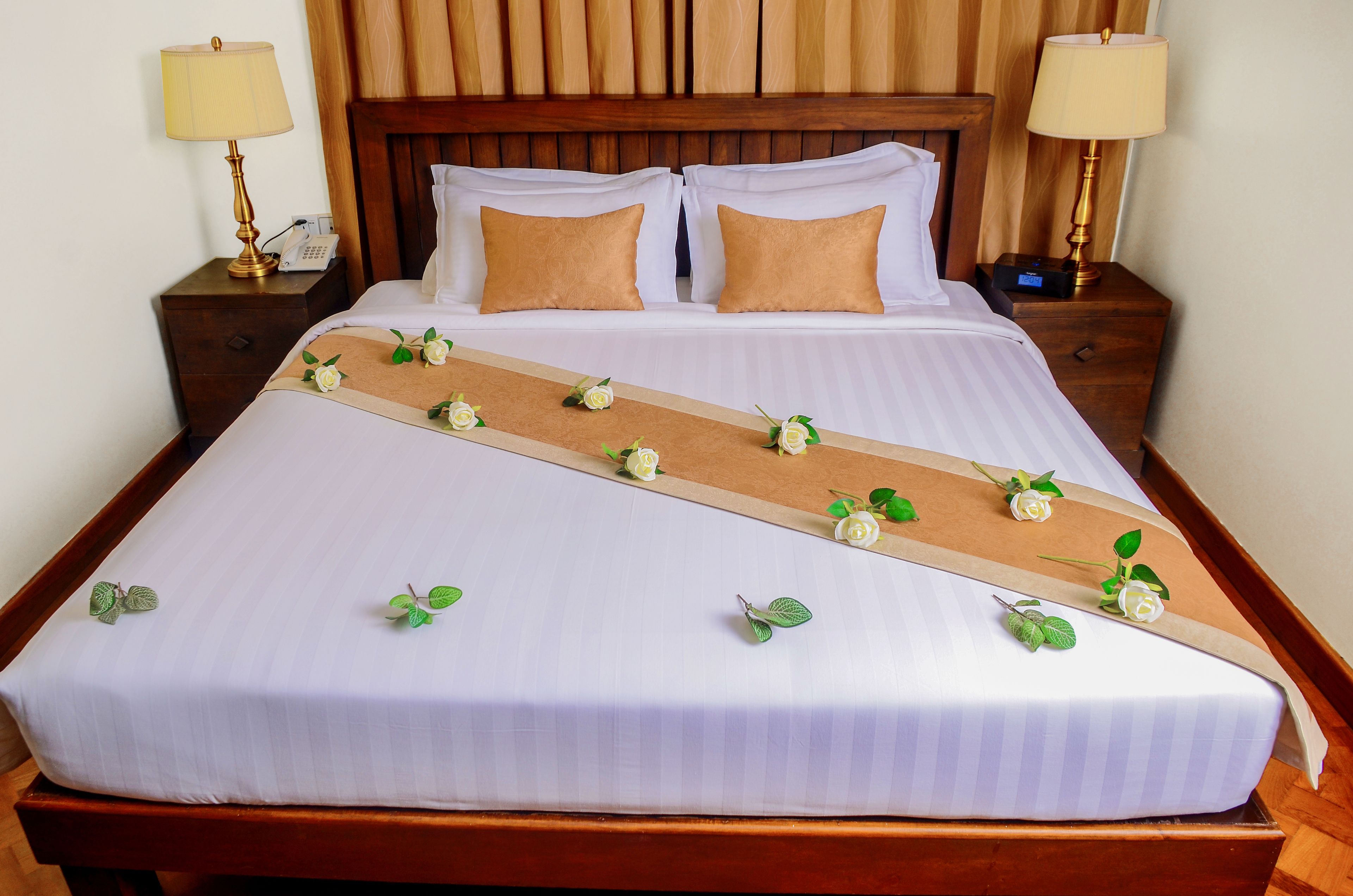 standard double room, 1 queen bed, non smoking | minibar, in-room safe, desk, iron/ironing board