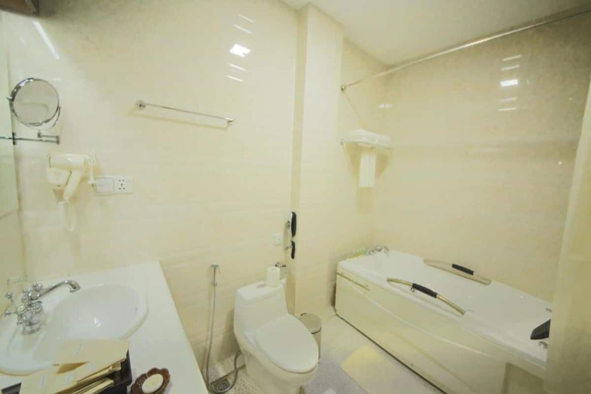 separate bathtub and shower, rainfall showerhead, free toiletries