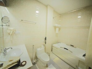 Separate tub and shower, rainfall showerhead, free toiletries - Thousand Island Hotel Inle (Nyaungshwe)