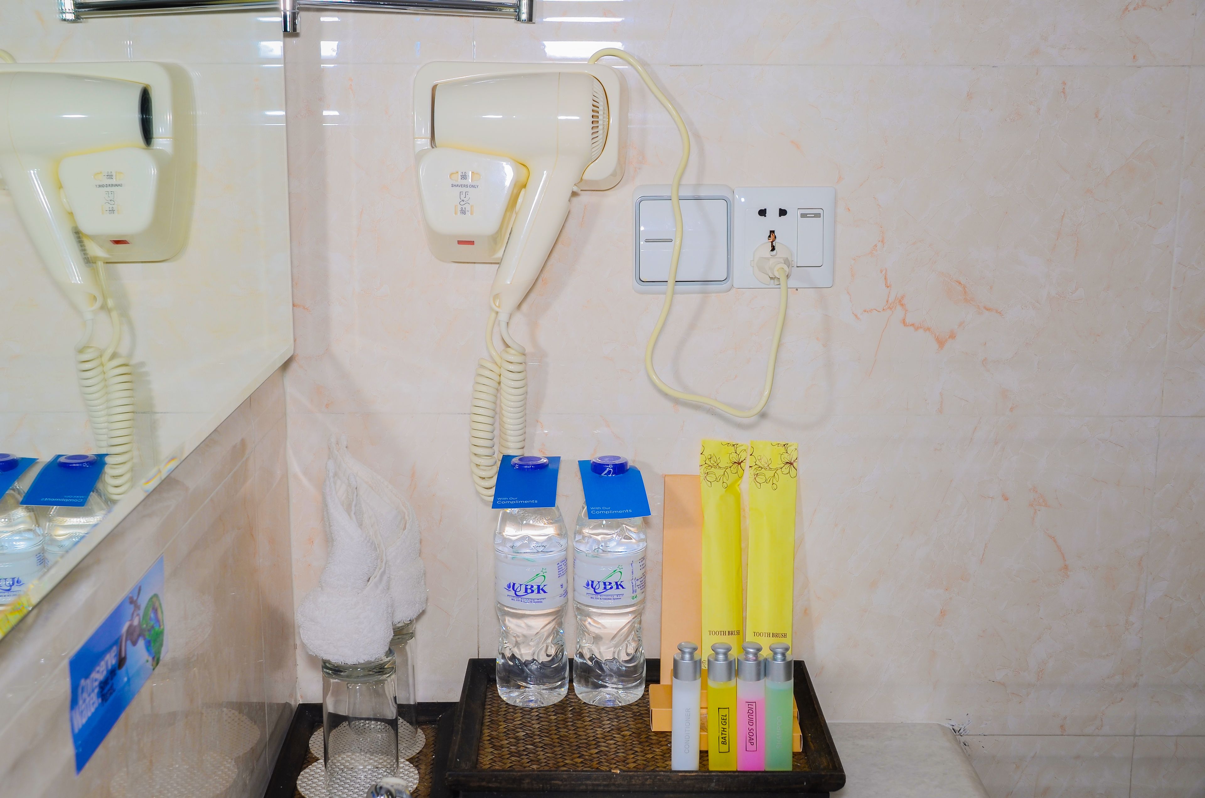 separate bathtub and shower, rainfall showerhead, free toiletries