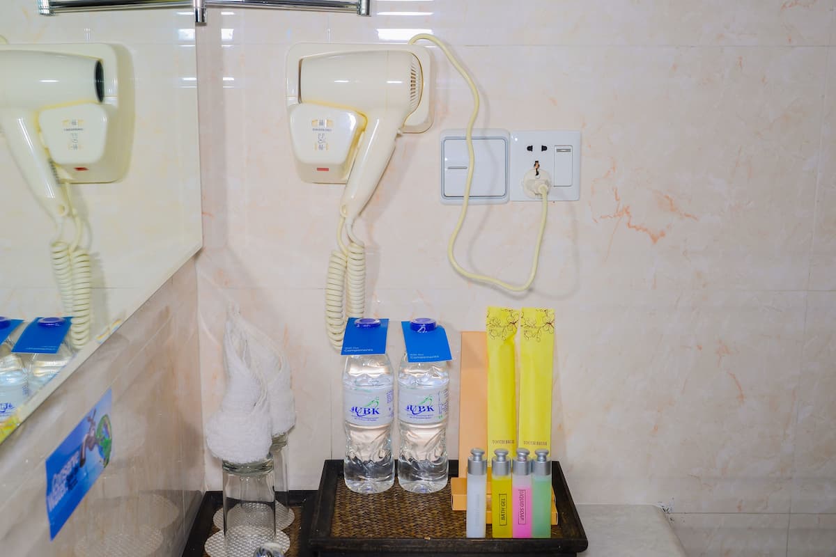 separate bathtub and shower, rainfall showerhead, free toiletries