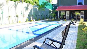 Hồ bơi ngoài trời