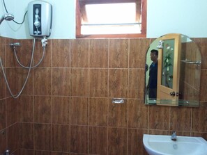 Een douche, gratis toiletartikelen, een haardroger, een bidet