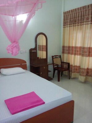 In-room safe, desk, rollaway beds, free WiFi - Tissa Resort (Thissamaharama)
