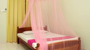 Un letto singolo con struttura in legno e zanzariera rosa.