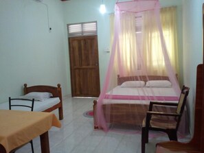 Safe på rommet, skrivebord og ekstrasenger (mot et tillegg)