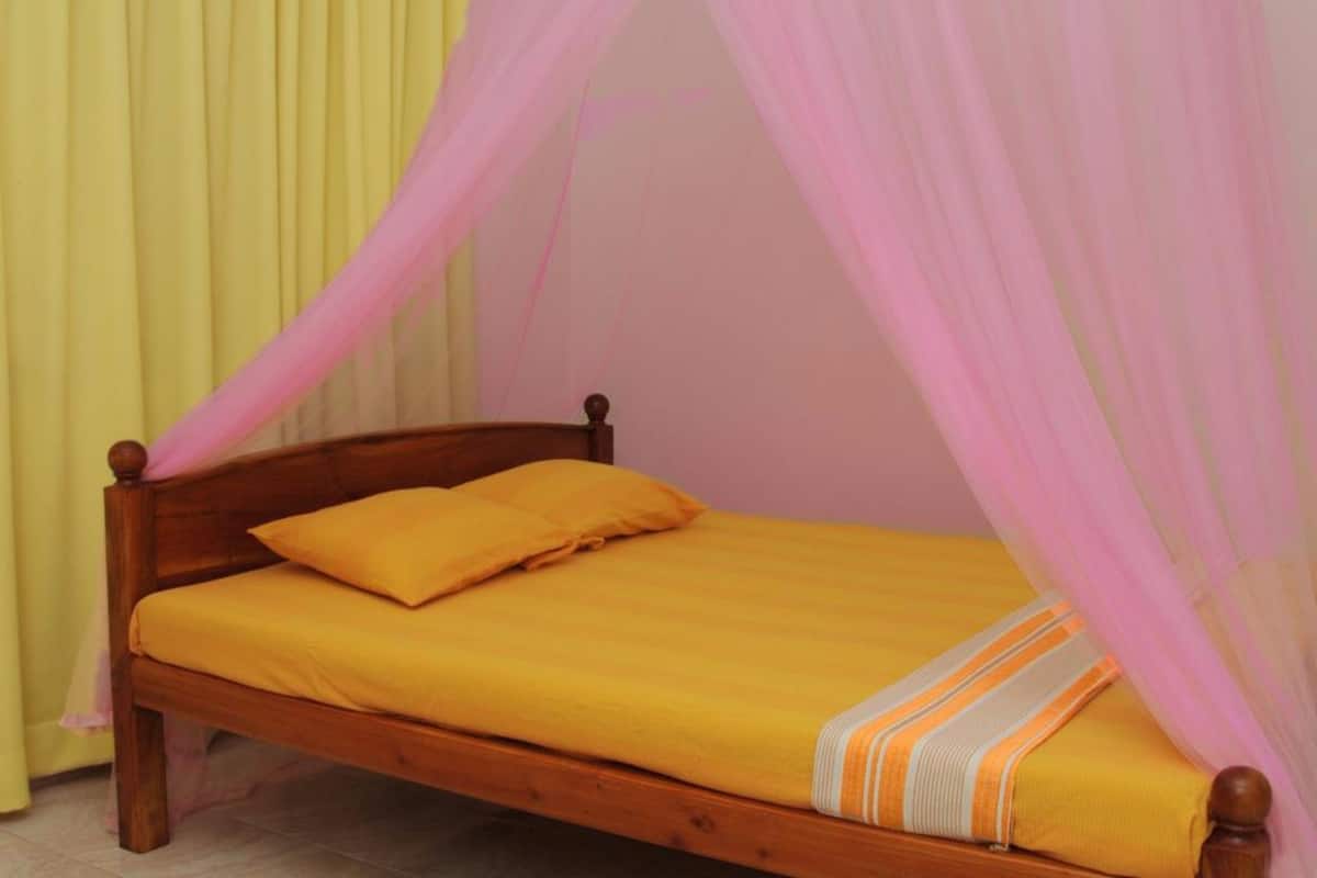 Triple Room with Bathroom | In-room safe, desk, rollaway beds, free WiFi