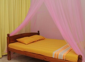 Quarto casal (Triple Room with Bathroom ) | Cofres nos quartos, escrivaninha, Wi-Fi de cortesia, roupa de cama