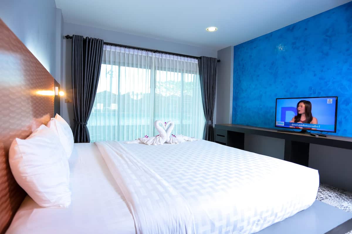 Pool Access | Premium bedding, minibar, individually furnished, desk