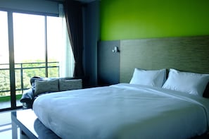Pool View High | Sängtillbehör av högsta kvalitet, minibar, unika möbler och skrivbord