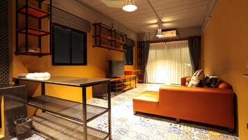 Suite Room | Living area | Flat-screen TV