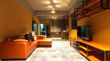 Suite Room | Living area | Flat-screen TV