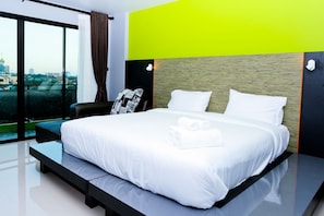 Pool View Room | Ylelliset vuodevaatteet, minibaari, yksilöllisesti kalustettu, työpöytä