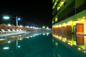 สระว่ายน้ำกลางแจ้ง, เก้าอี้อาบแดดริมสระ