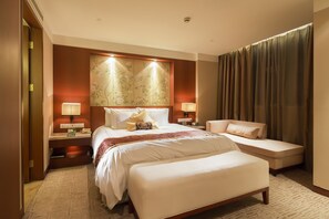 Executive Suite | Minibar, in-room safe, desk, blackout curtains - Landison Plaza International Hotel Zhenjiang (Zhenjiang)