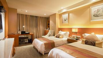 Business Twin Room | Minibar, in-room safe, desk, blackout drapes