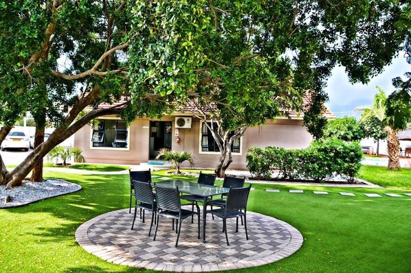 Outdoor dining - Cosy Palms Guest House (Gaborone)