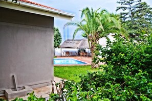 Outdoor pool, free cabanas - Cosy Palms Guest House (Gaborone)