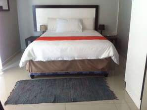 Standard Double Room, Garden View | Desk, rollaway beds, free WiFi - Cosy Palms Guest House (Gaborone)