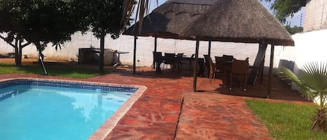 Una piscina al aire libre, camas de piscina gratis