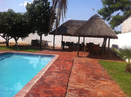 Una piscina al aire libre, camas de piscina gratis