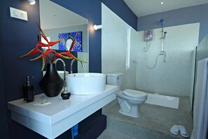 Prestige Sea View | Badezimmer | Dusche, kostenlose Toilettenartikel, Haartrockner, Bademäntel