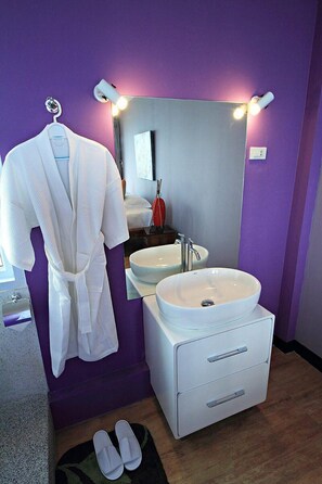 Deluxe kamer, balkon | Badkamer | Een douche, gratis toiletartikelen, een haardroger, badjassen