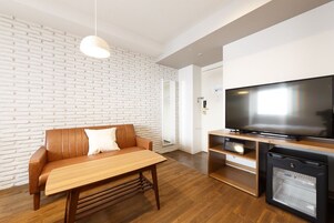 ダブルルーム 禁煙 | リビング エリア | 薄型テレビ