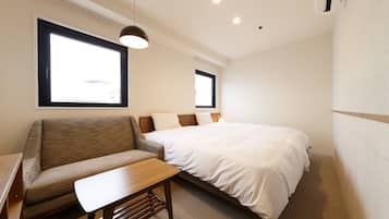 Edredón, decoración personalizada, muebles diferentes y wifi gratis