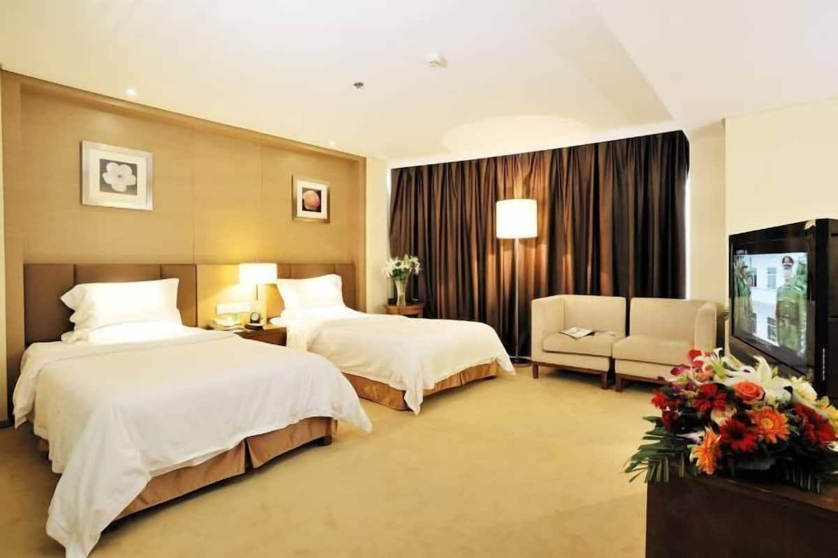 Minibar, in-room safe, desk, blackout curtains