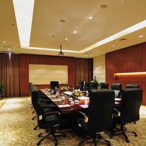 Business centre - Roying Hotel (Wuhan)