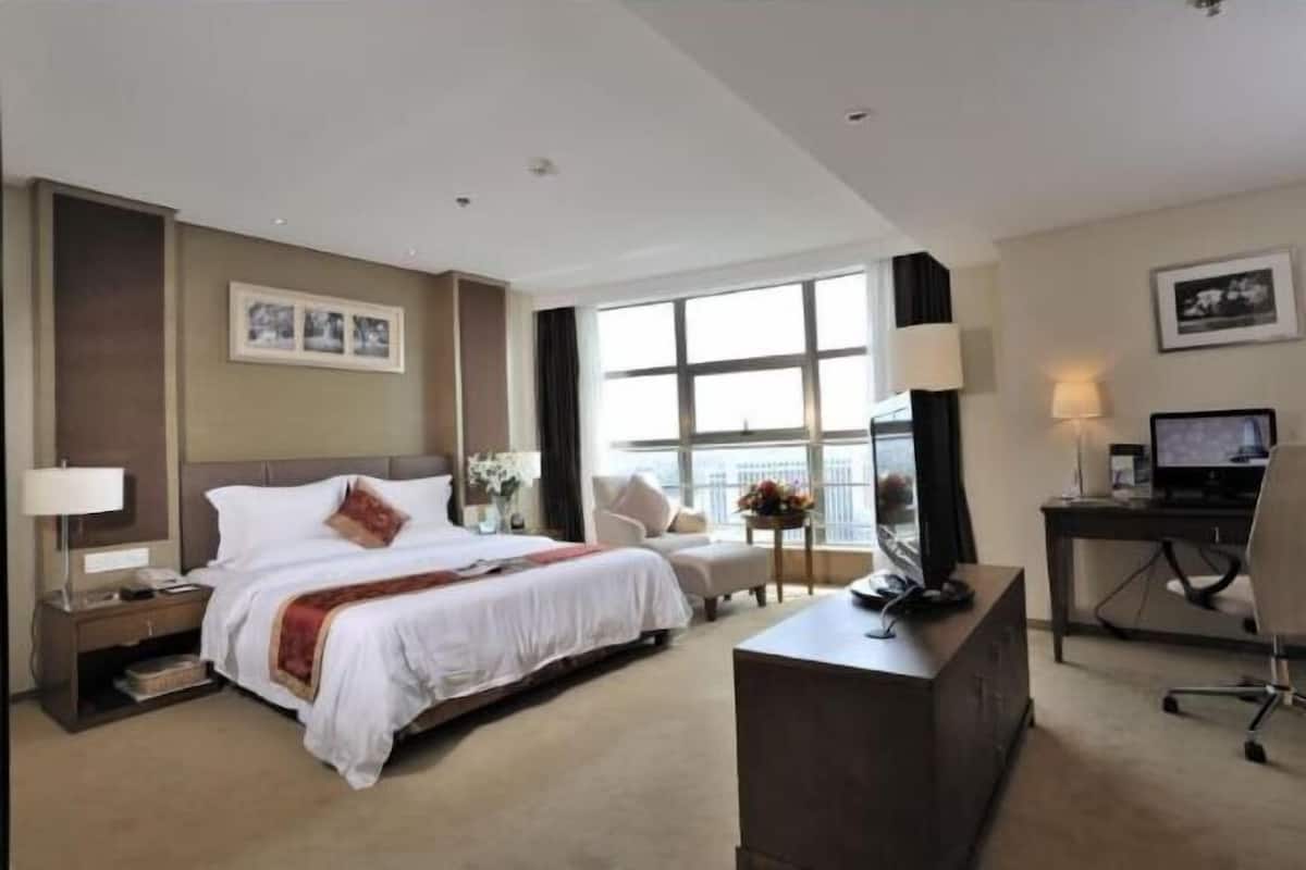 Minibar, in-room safe, desk, blackout curtains