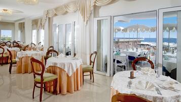 Mittagessen und Abendessen, lokale und internationale KĂŒche