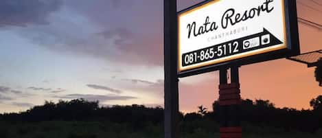 Señal para Nata Resort, con un número de contacto y símbolo de WiFi.