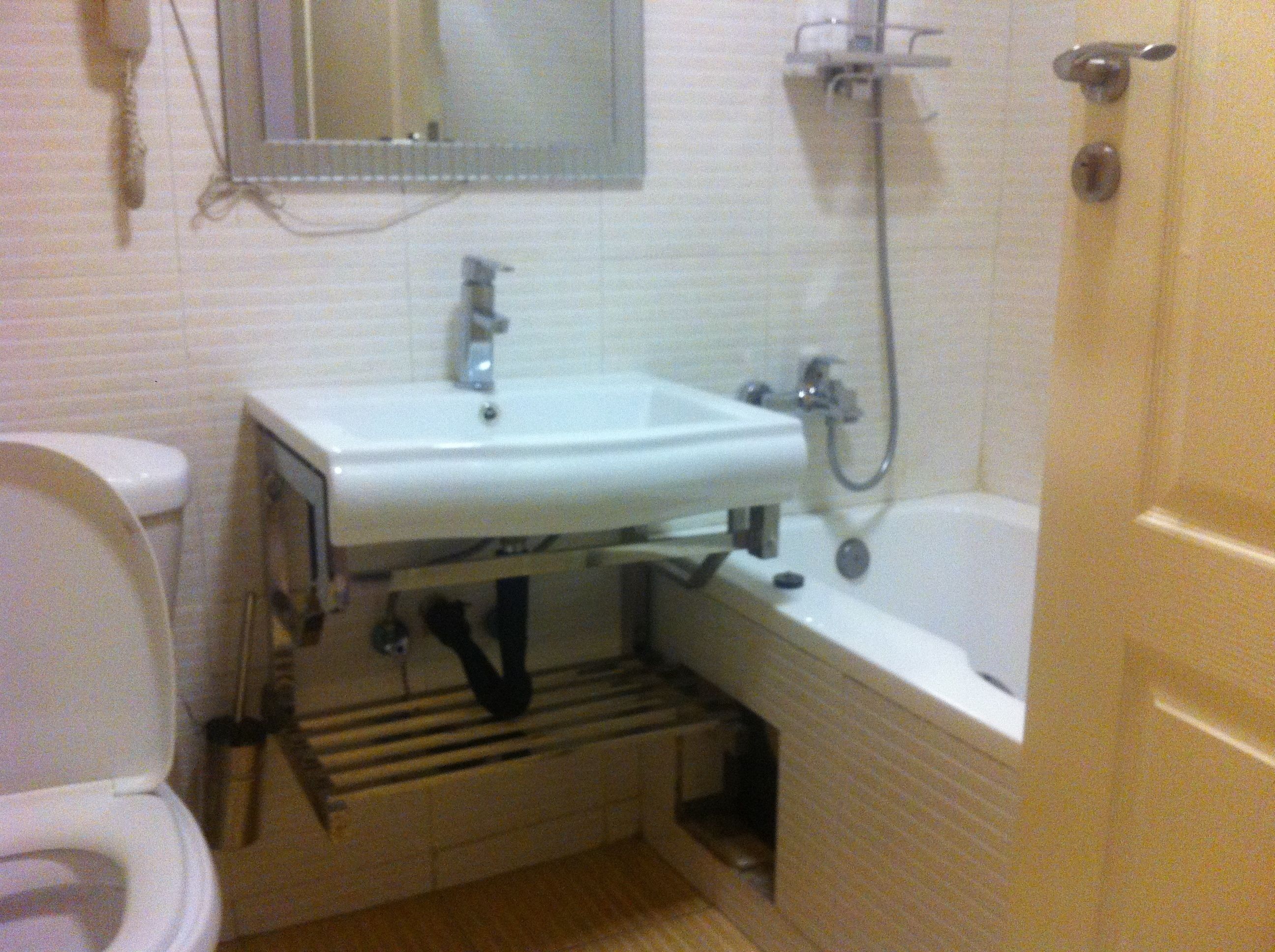 combined shower/bathtub, deep-soaking bathtub, rainfall showerhead