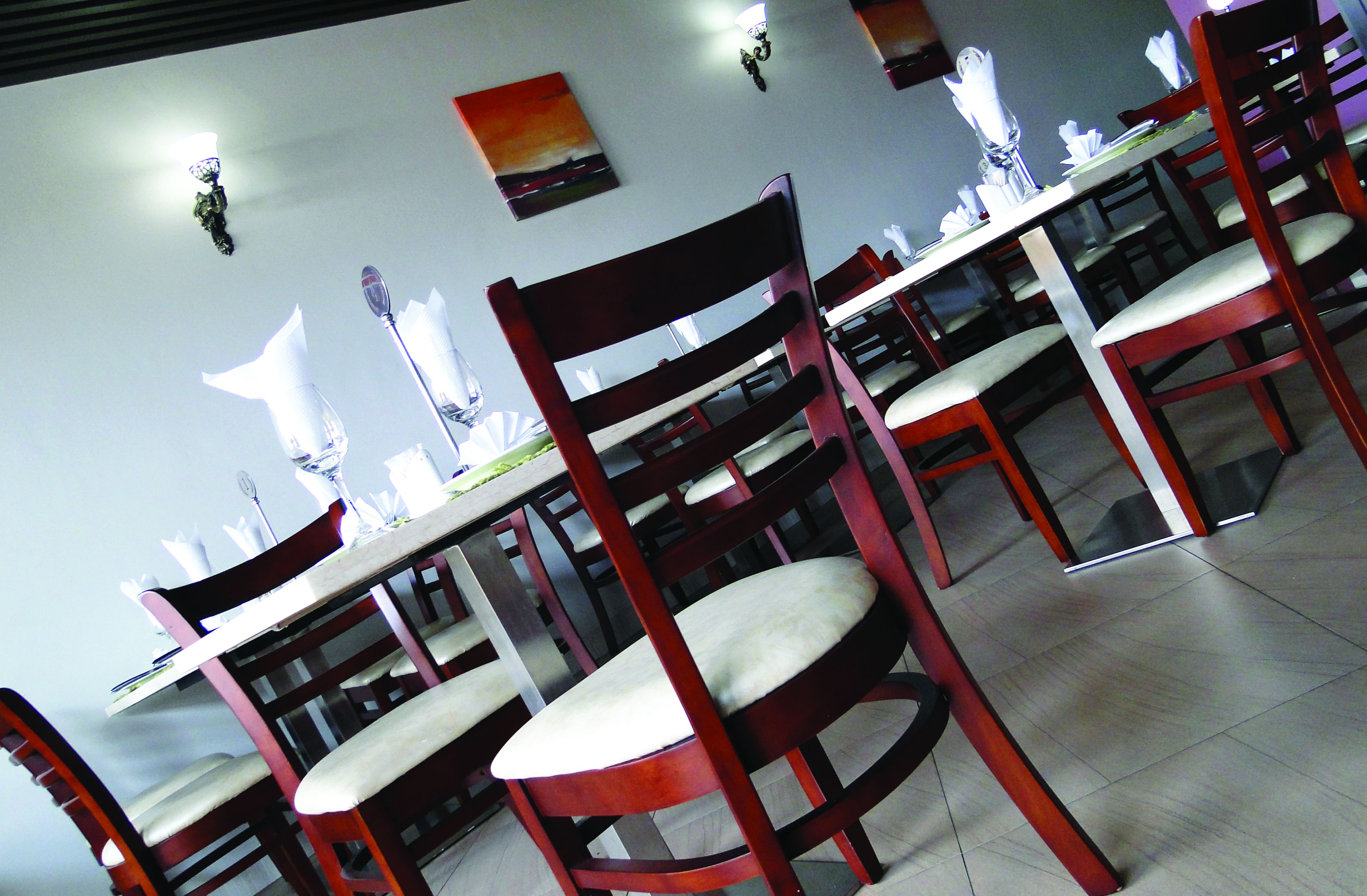 Sarapan dihidangkan, masakan tempatan dan antarabangsa 