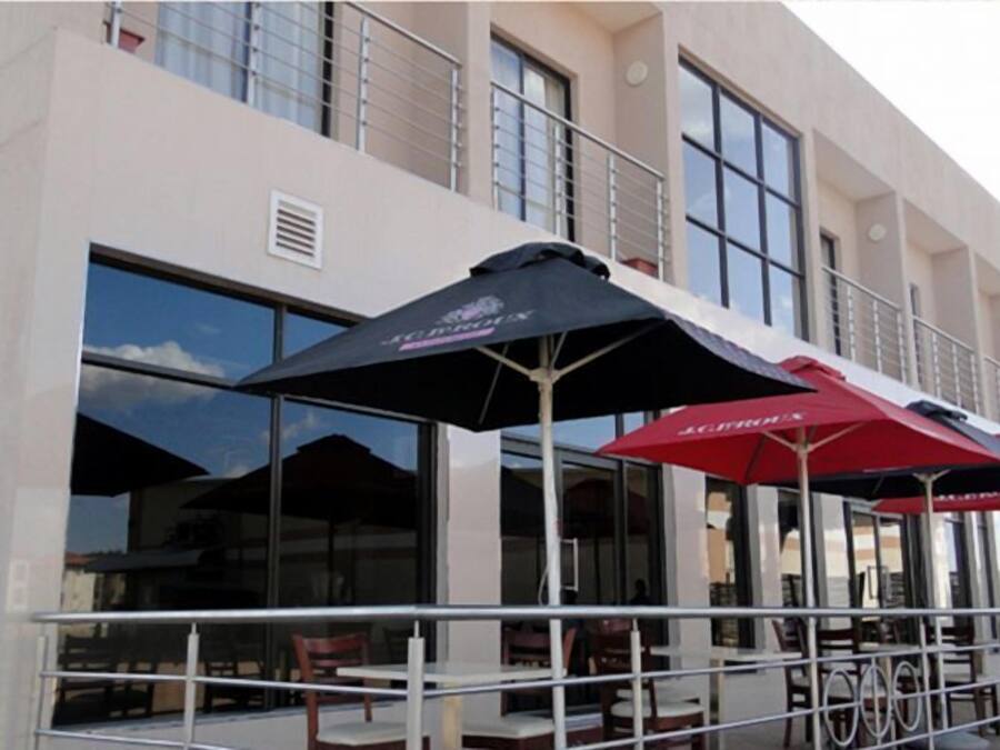 Se sirven desayunos, almuerzos, cenas y cocina local e internacional